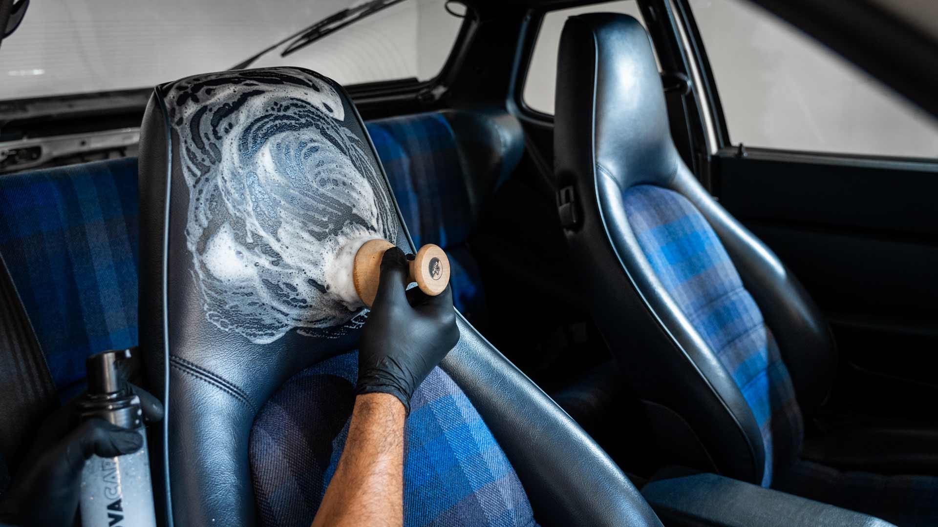 Pulizia Interni Auto: Come pulire e lavare gli Interni in tessuto della  macchina 