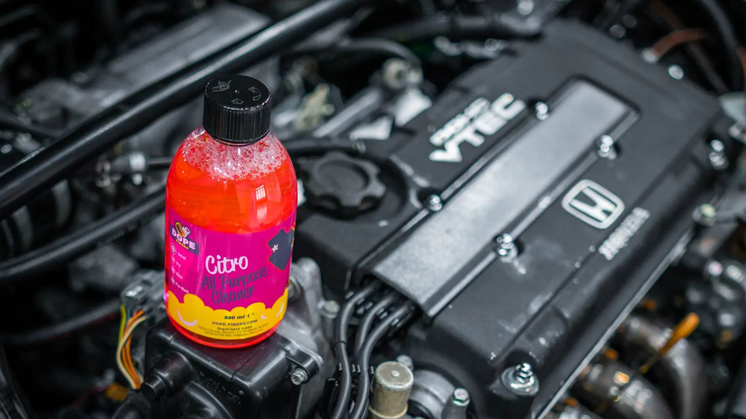 Pulizia-del-vano-motore-dell-auto-come-farla-bene-in-5-step Car-Care.it